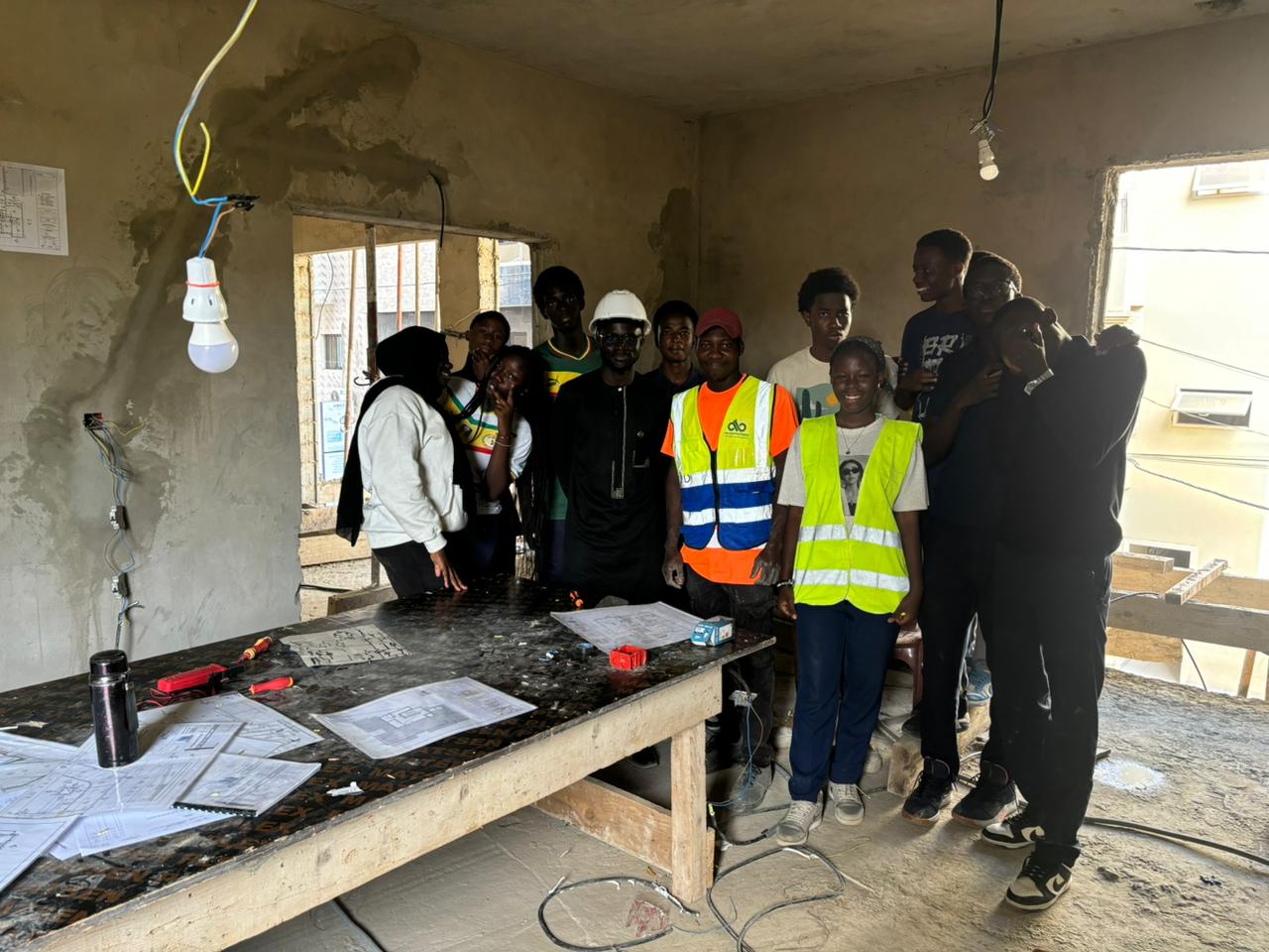 Atelier pratique d'électricité sur un chantier