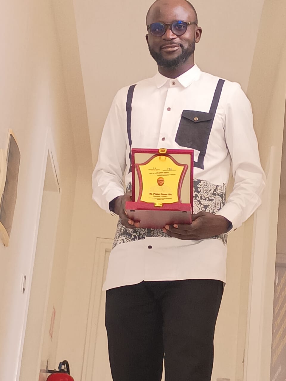 Enseignant récompensé d'un trophée