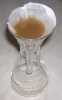 Expérience de filtration en laboratoire de chimie