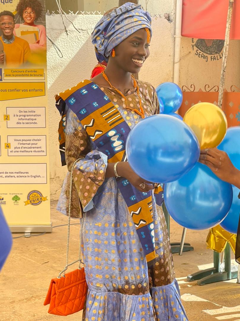 Élève en tenue traditionnelle lors d'une célébration