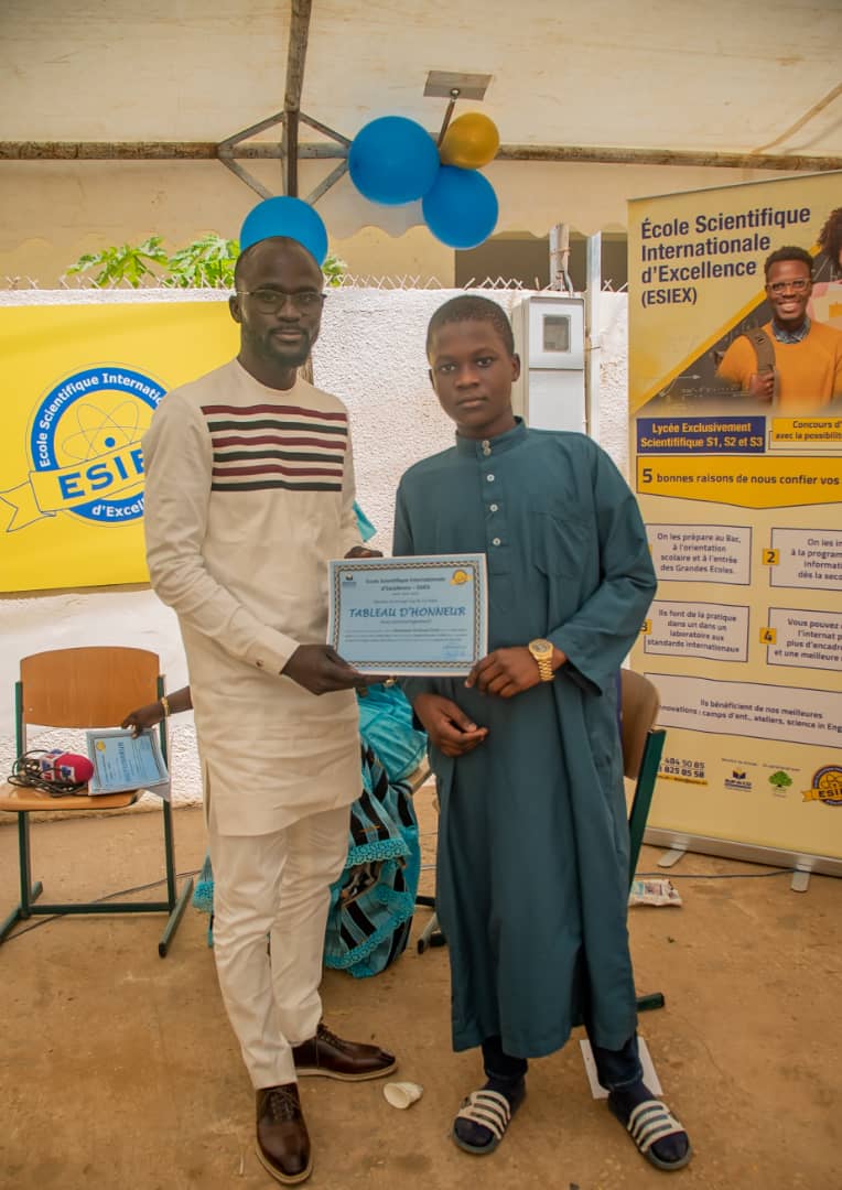 Remise de certificat à un élève