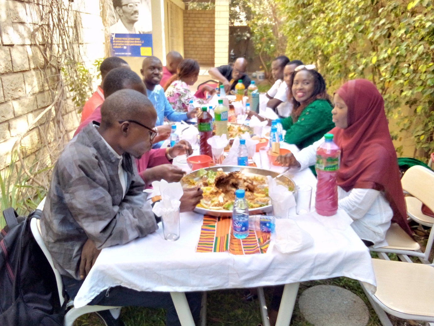 Repas communautaire à l'école