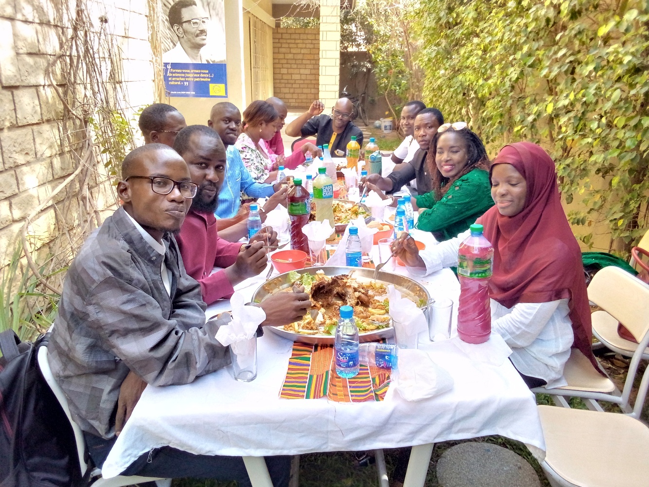 Repas partagé entre membres de la communauté ESIEX