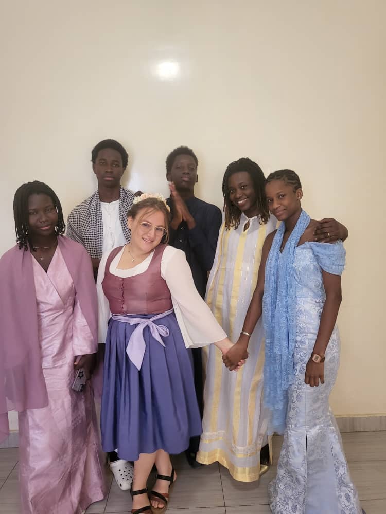 Élèves en costumes de spectacle