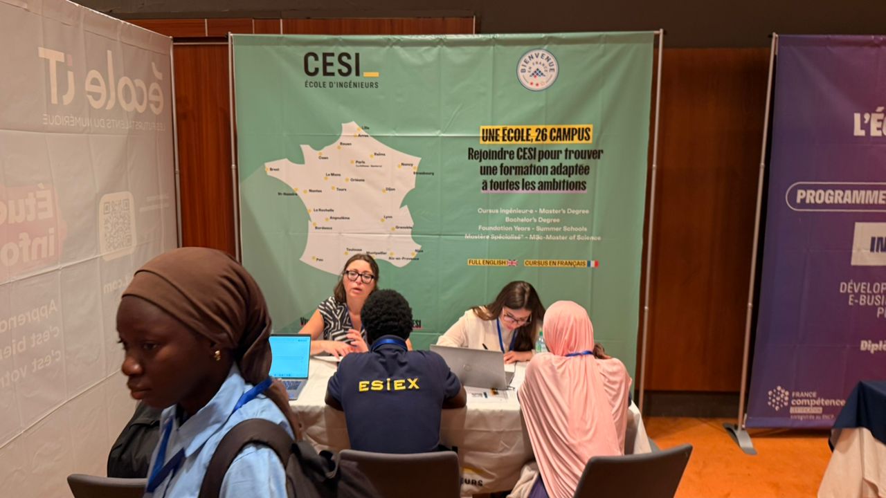 Élève de l'ESIEX au stand du CESI École d'ingénieurs lors d'un salon d'orientation